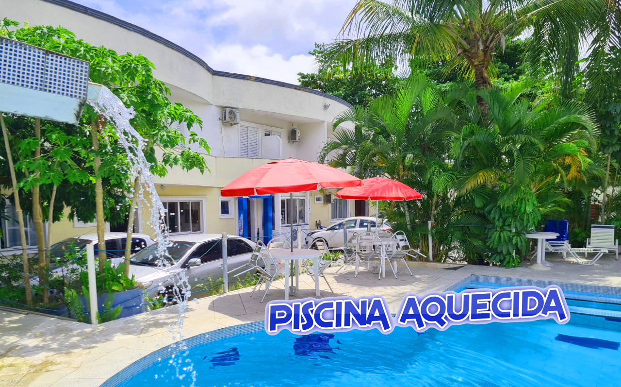 Espreguiçadeiras à beira da piscina aquecida