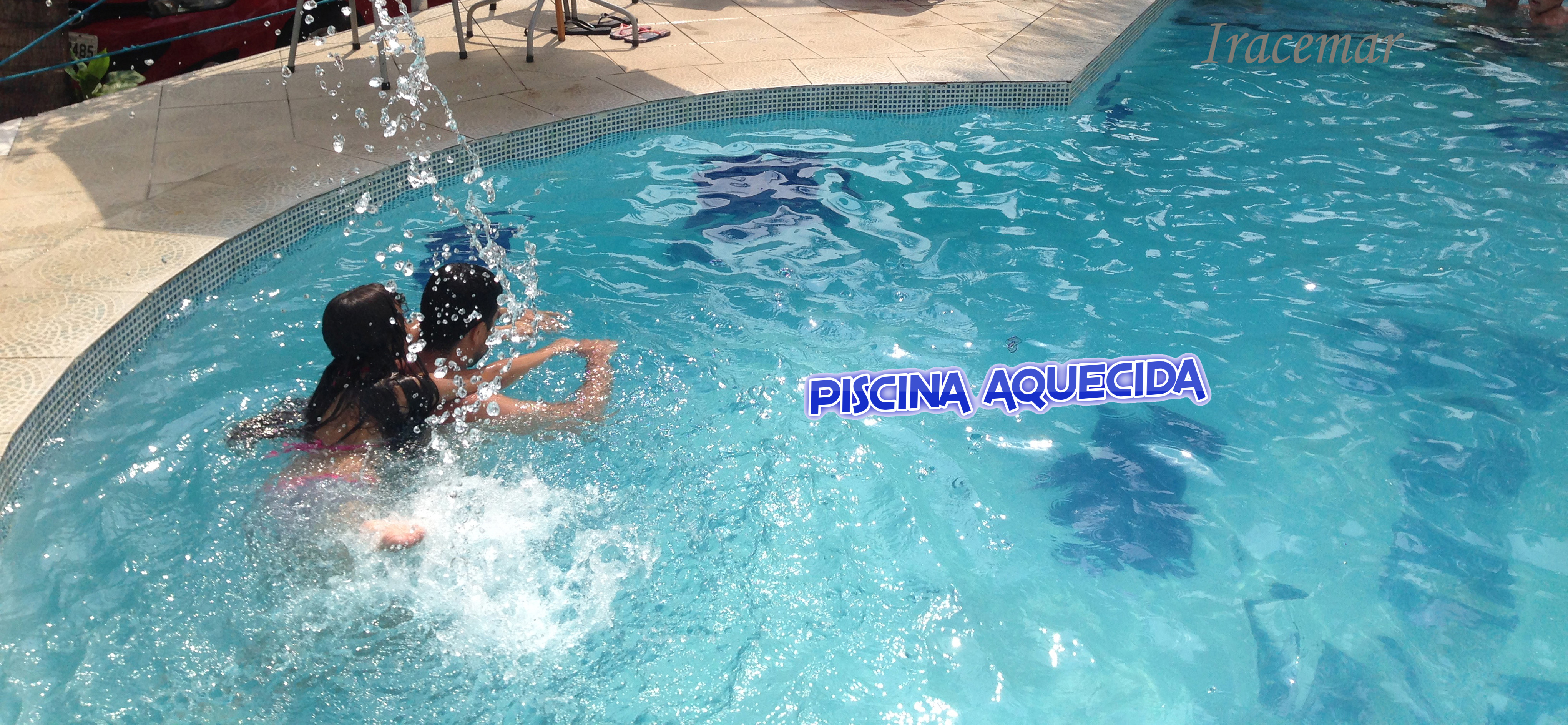 Crianças brincando na piscina aquecida do Hotel Iracemar
