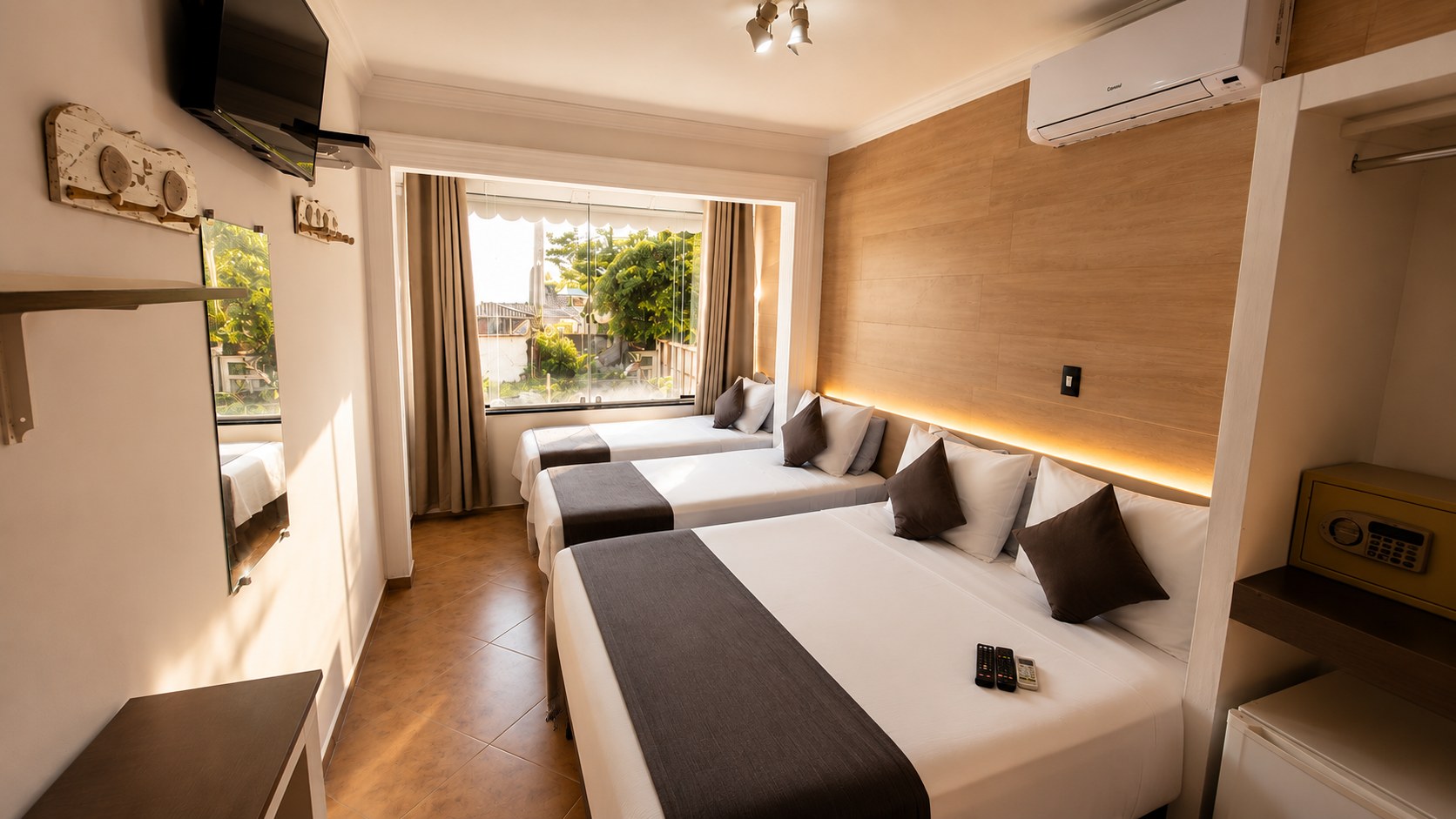 Quarto Quádrupla espaçoso para grupos e famílias no Hotel Pousada Iracemar, Guarujá